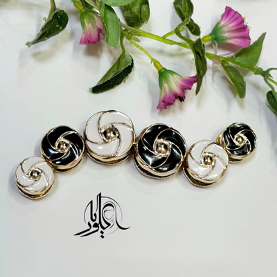 گیره مگنتی طرح لوتوس طلایی مشکی-سفید